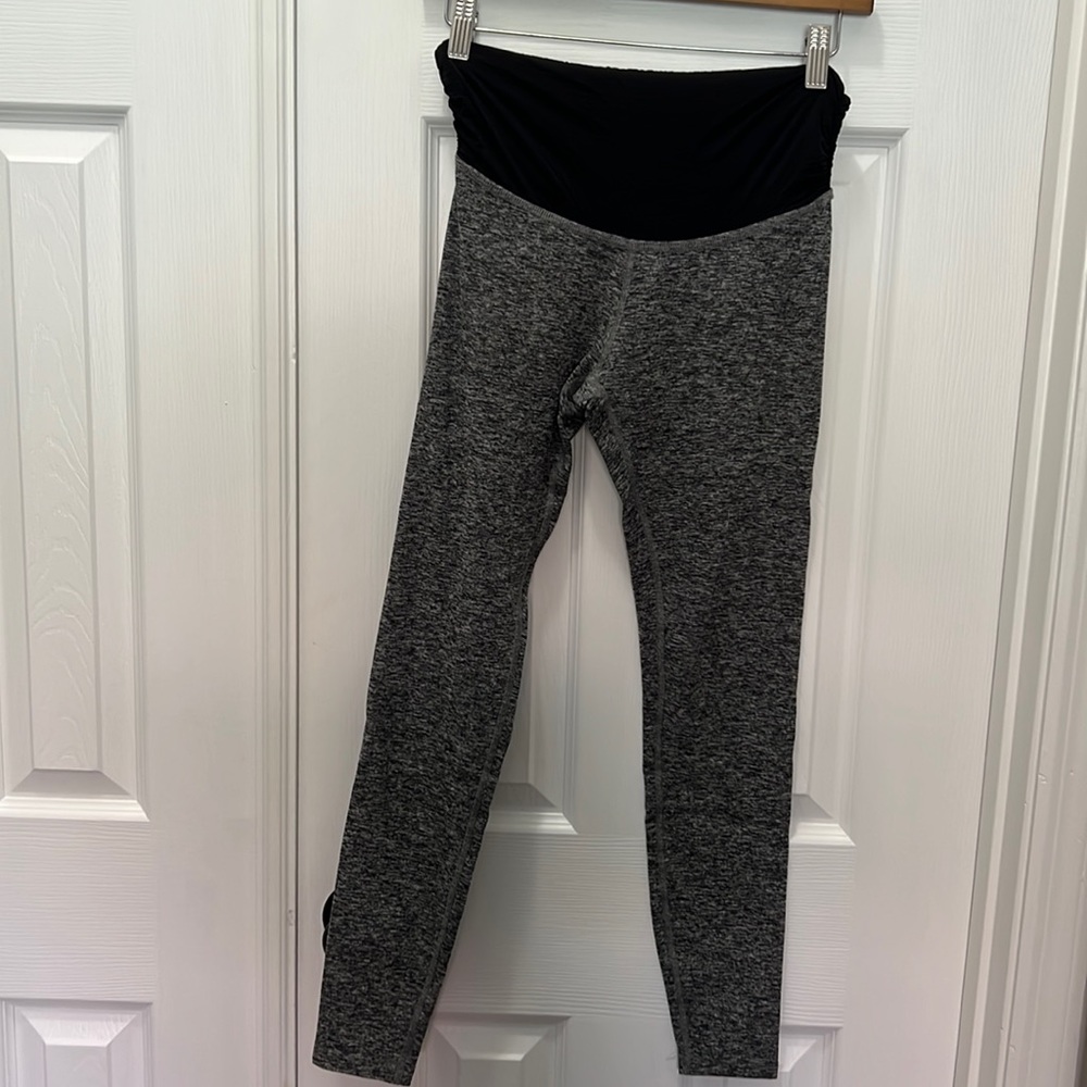 Beyond Yoga beyond the bump maternity active leggings ; size S; gray